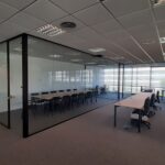 Sala de reuniones acristalada con mampara divisoria Klass