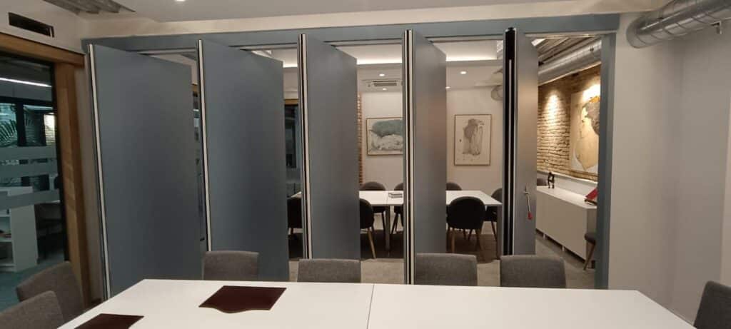 Tabique móvil DV 107 con perfilería oculta instalado en aula