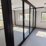 Instalación de paneles móviles de cristal en oficina