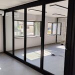 Espacio diáfano tras recoger los paneles móviles de cristal