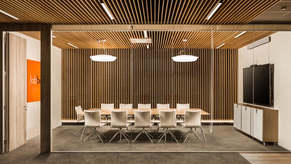 Mampara de cristal para oficinas con vidrio laminado en planta diáfana