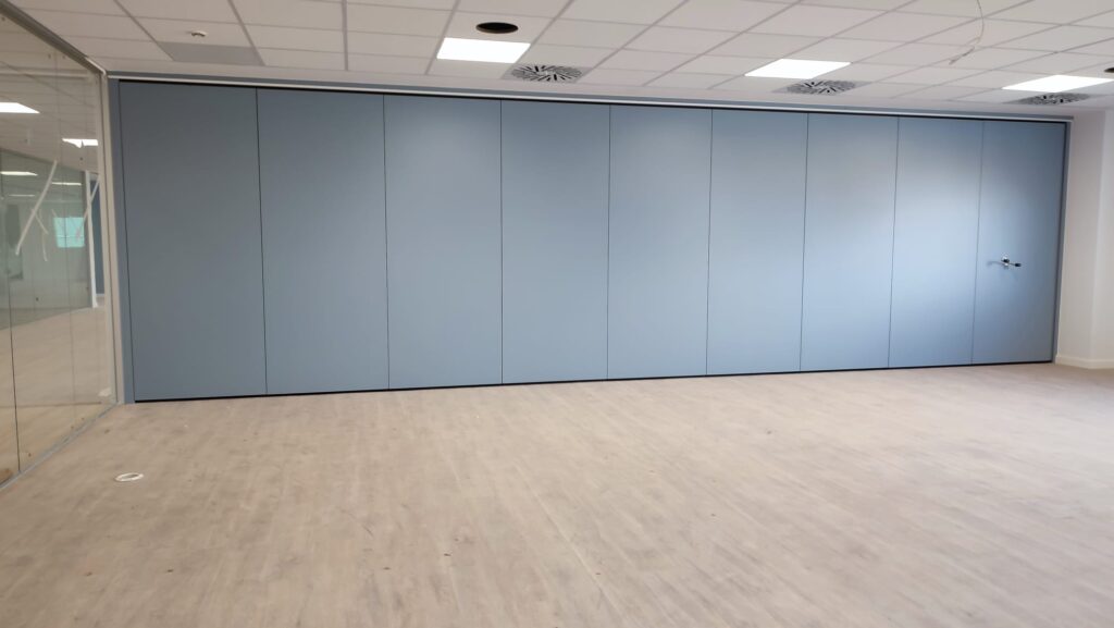 Tabique móvil DV-60 dividiendo una sala de reuniones