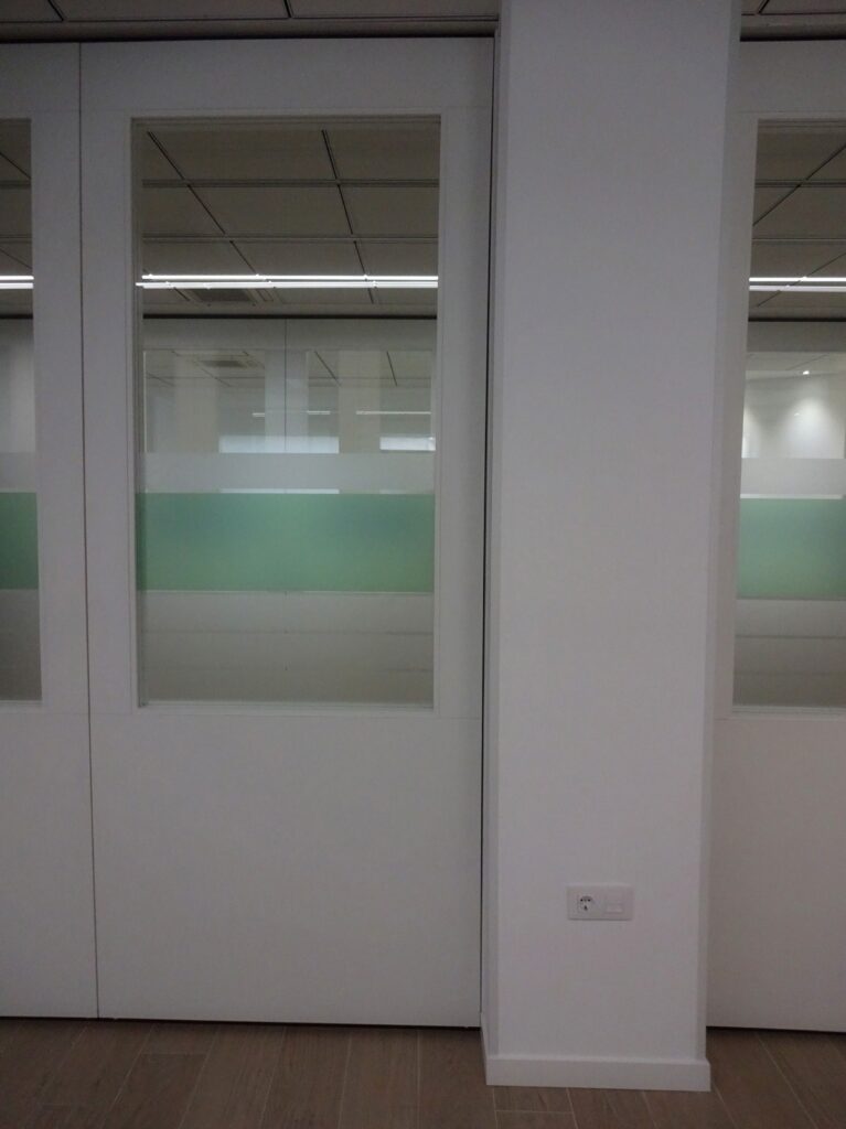 Detalle de ventana acristalada en panel móvil de madera
