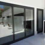 Paneles móviles DV GLASS 60 instalados en el Golf de Valdeluz