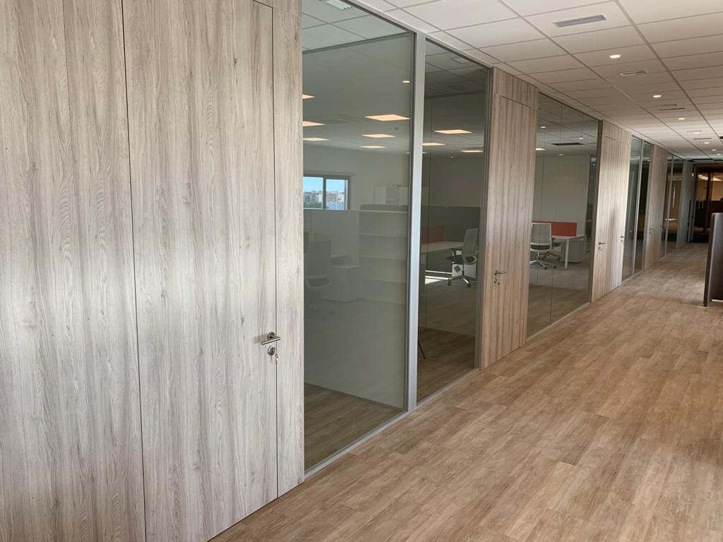 Mampara de cristal para oficinas con puerta de vidrio enrasada