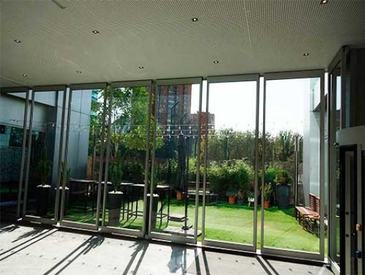 Paneles de tabique móvil Divicat TX-60 desplegados en una vivienda